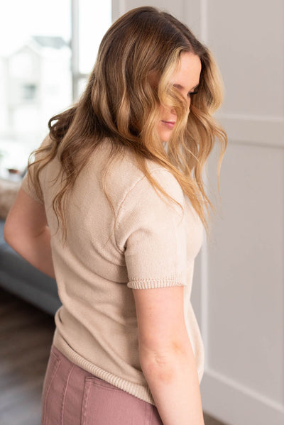 Side view of the taupe short sleeve top