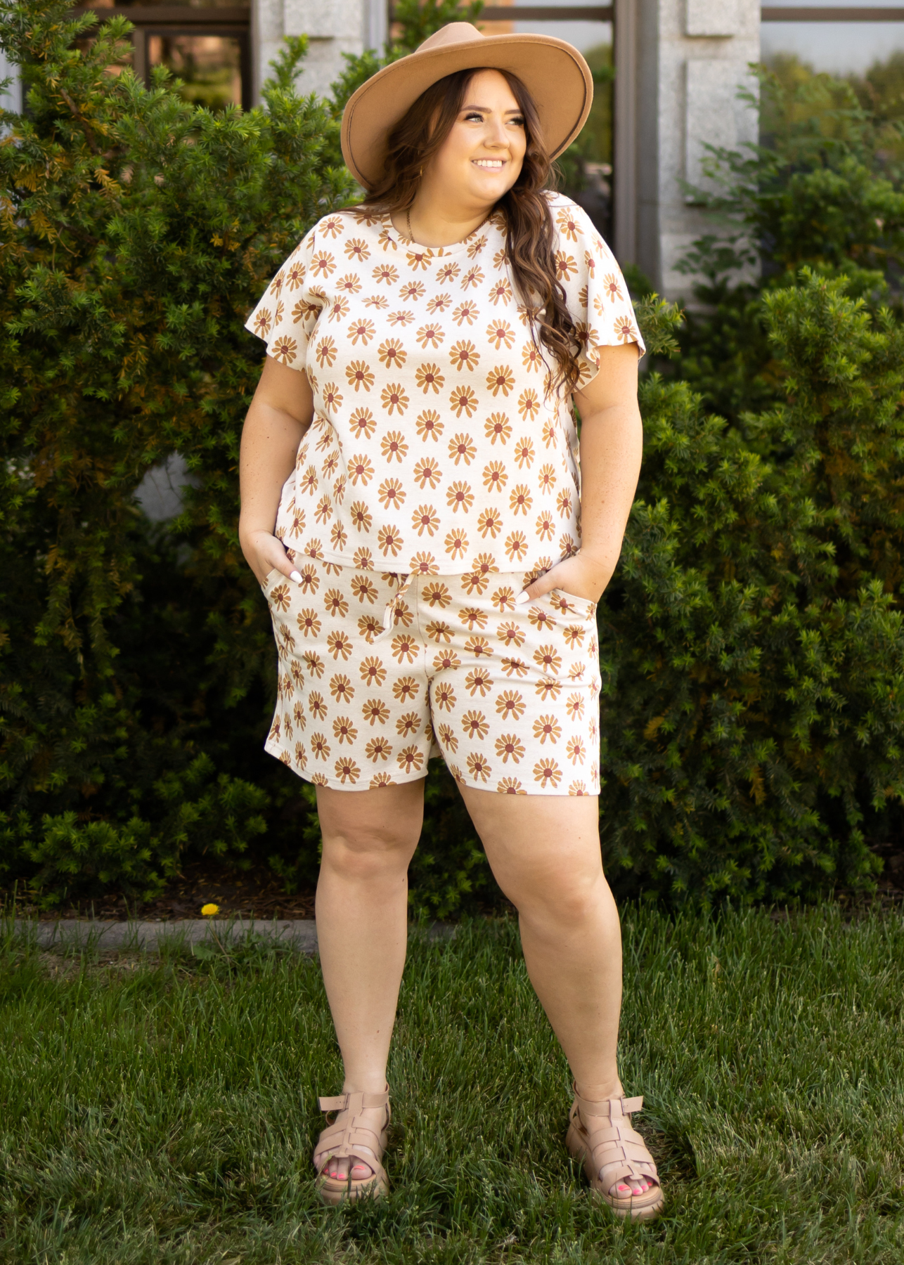 Plus size cream daisy short sleeve top and shorts