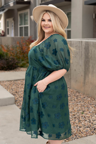 Side view of the plus size hunter green floral dress