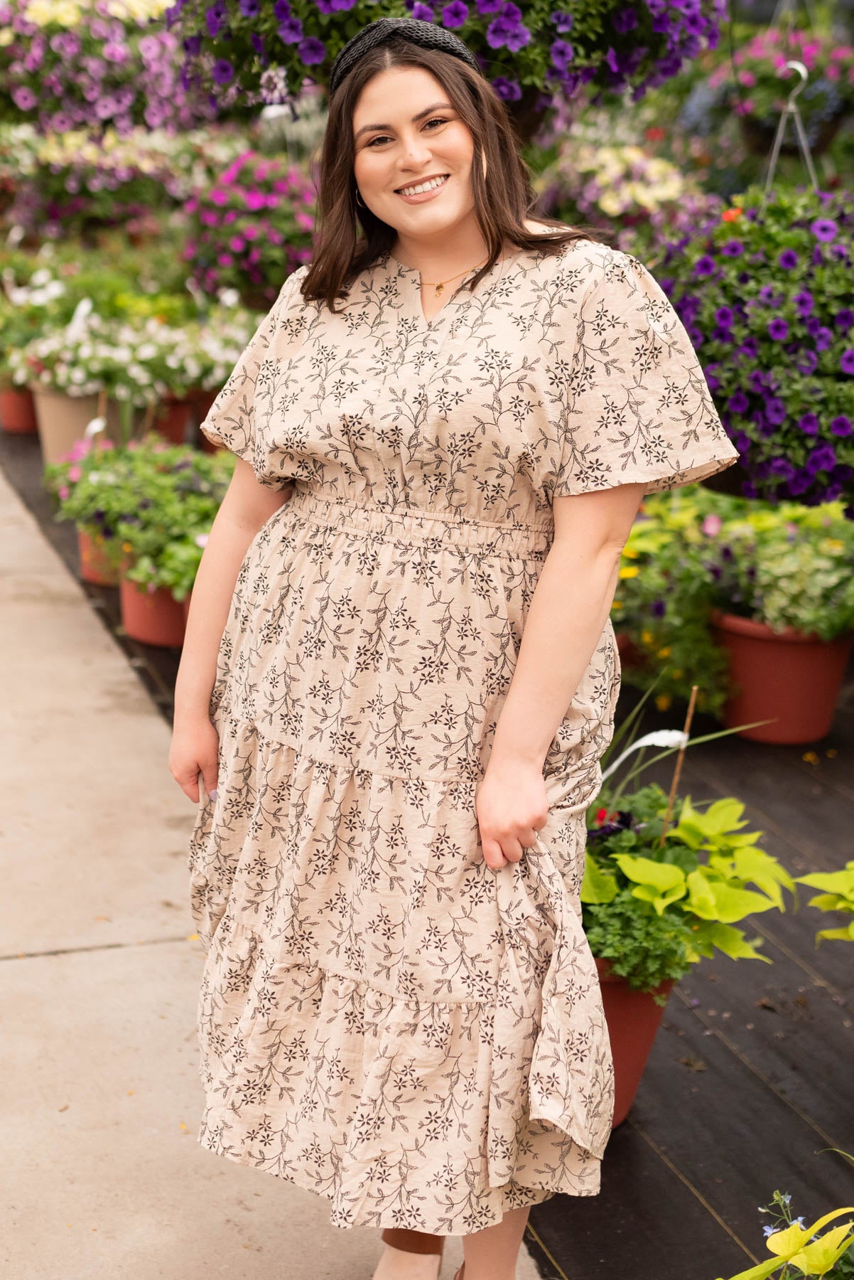 Taupe patterned dress in plus size with short sleeves
