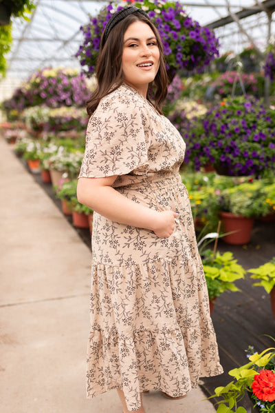 Side view of the plus size taupe patterned dress