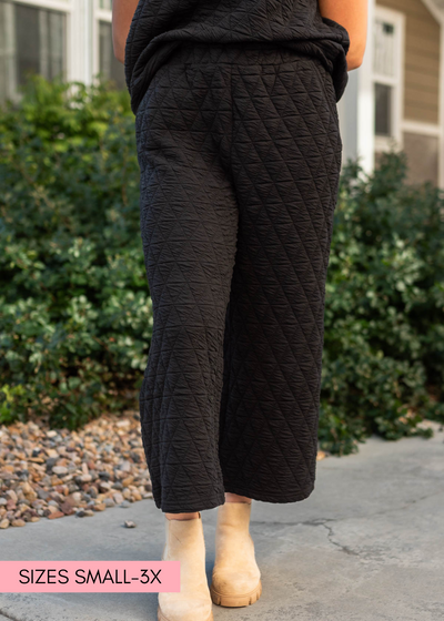 Quilted cropped black pants
