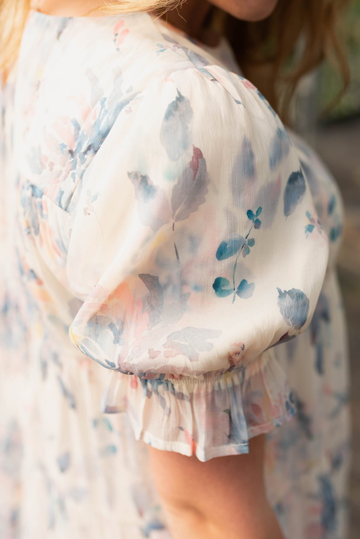 Close up of the sleeve and fabric of the blue floral puff sleeve dress