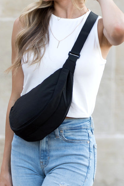 Adjustable strap of the Jacey black sling bag