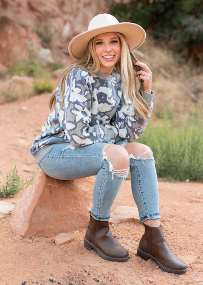 Grey sweater with long sleeves and floral print
