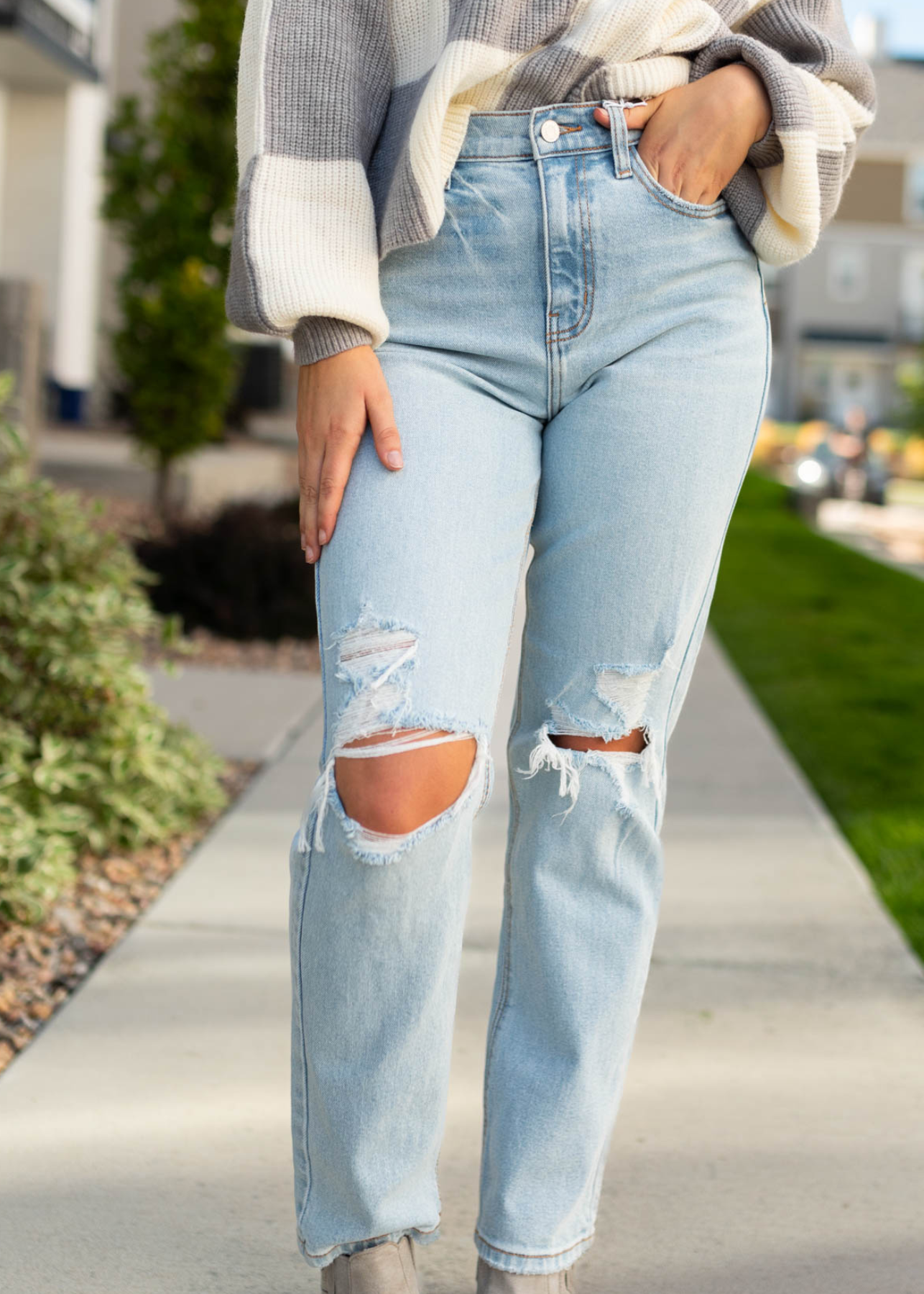 Distressed light jeans with distressed knees