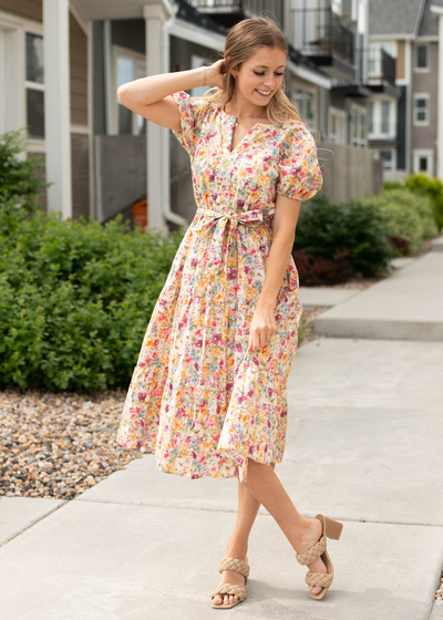 Short sleeve floral dress that ties at the waist