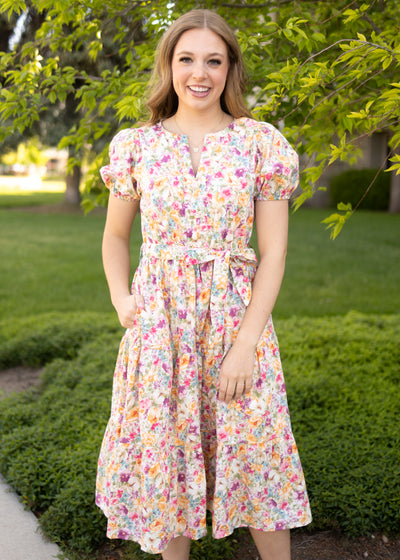 Short sleeve floral dress that ties at the waist