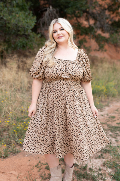 Short sleeve plus size brown floral dress with square neck and high waist