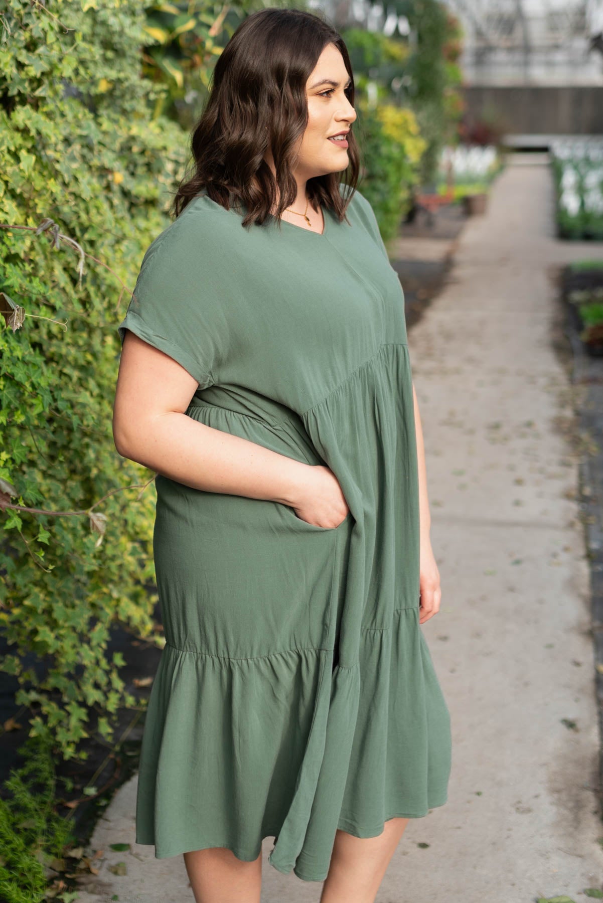 Side view of the plus size jade tiered dress with pockets