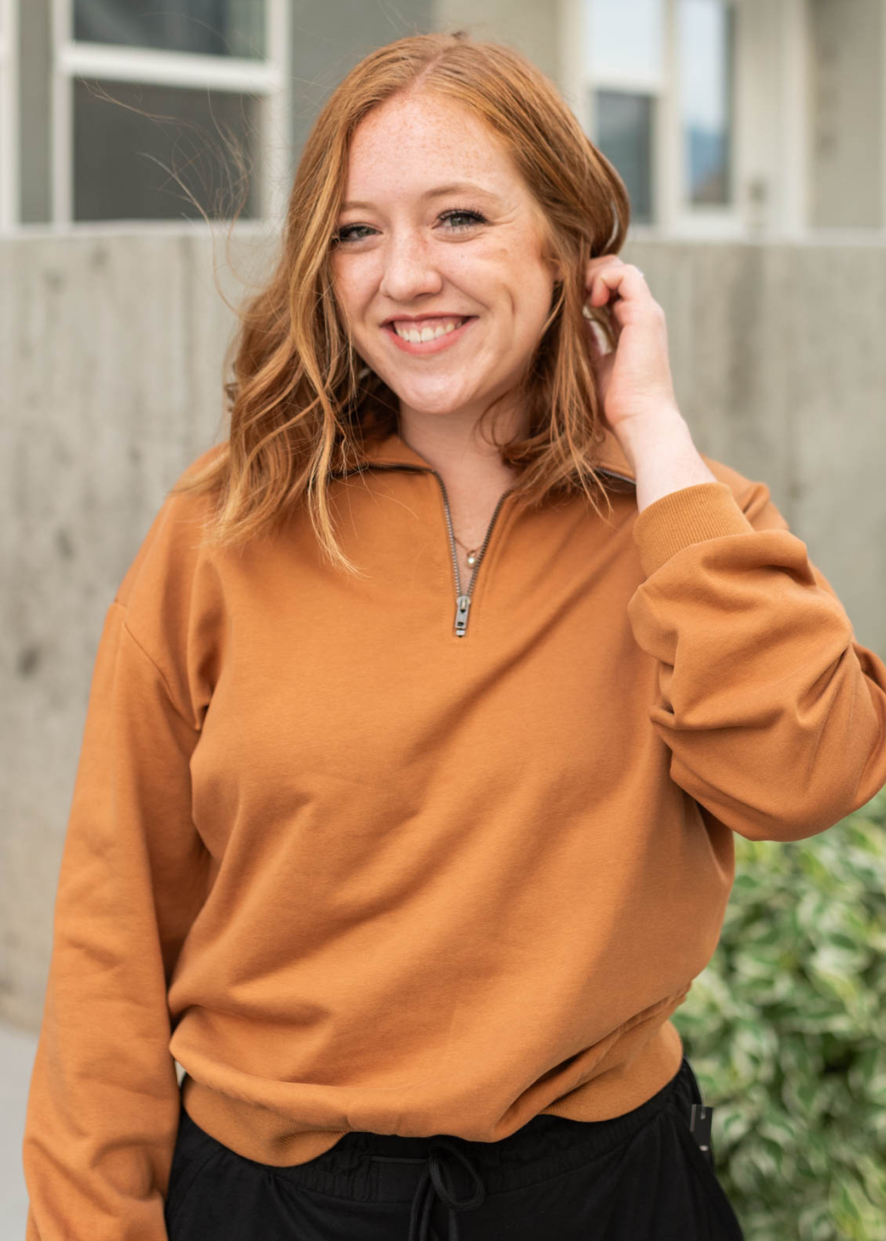 Zipper at the neck camel pullover