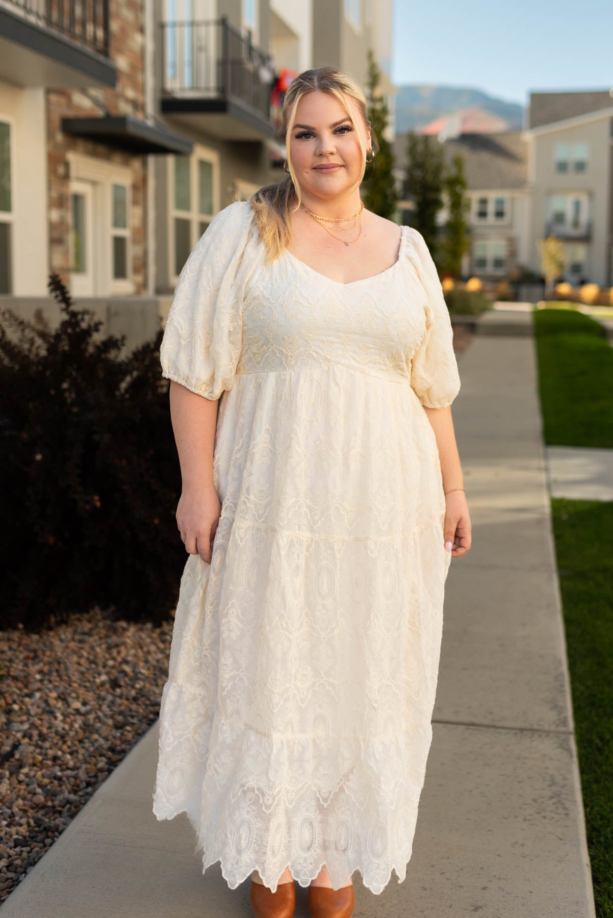 Plus size natural dress with short sleeves, sweetheart neck and smocked bodice