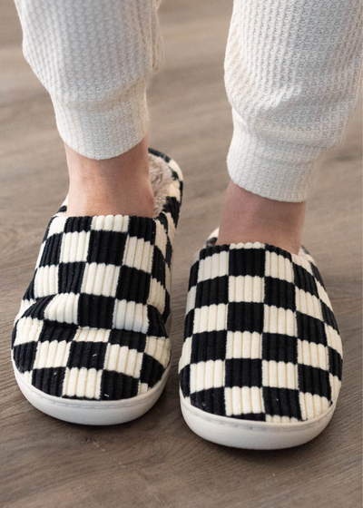 Black checkered slippers