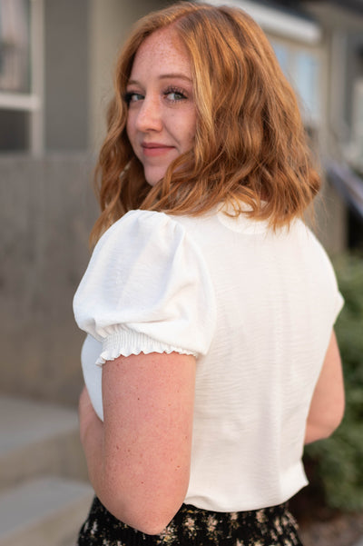 Short sleeve ivory top with elastic on sleeve