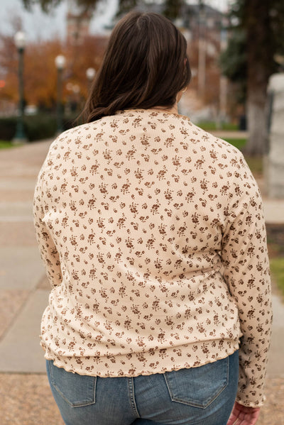 Back view of the plus size sand flower print long sleeve top