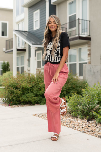 Mauve pants with pockets that ties at the waist