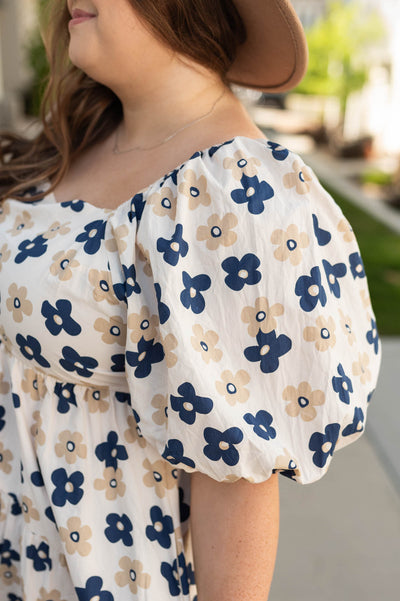 Puff sleeve of a plus size cream floral dress