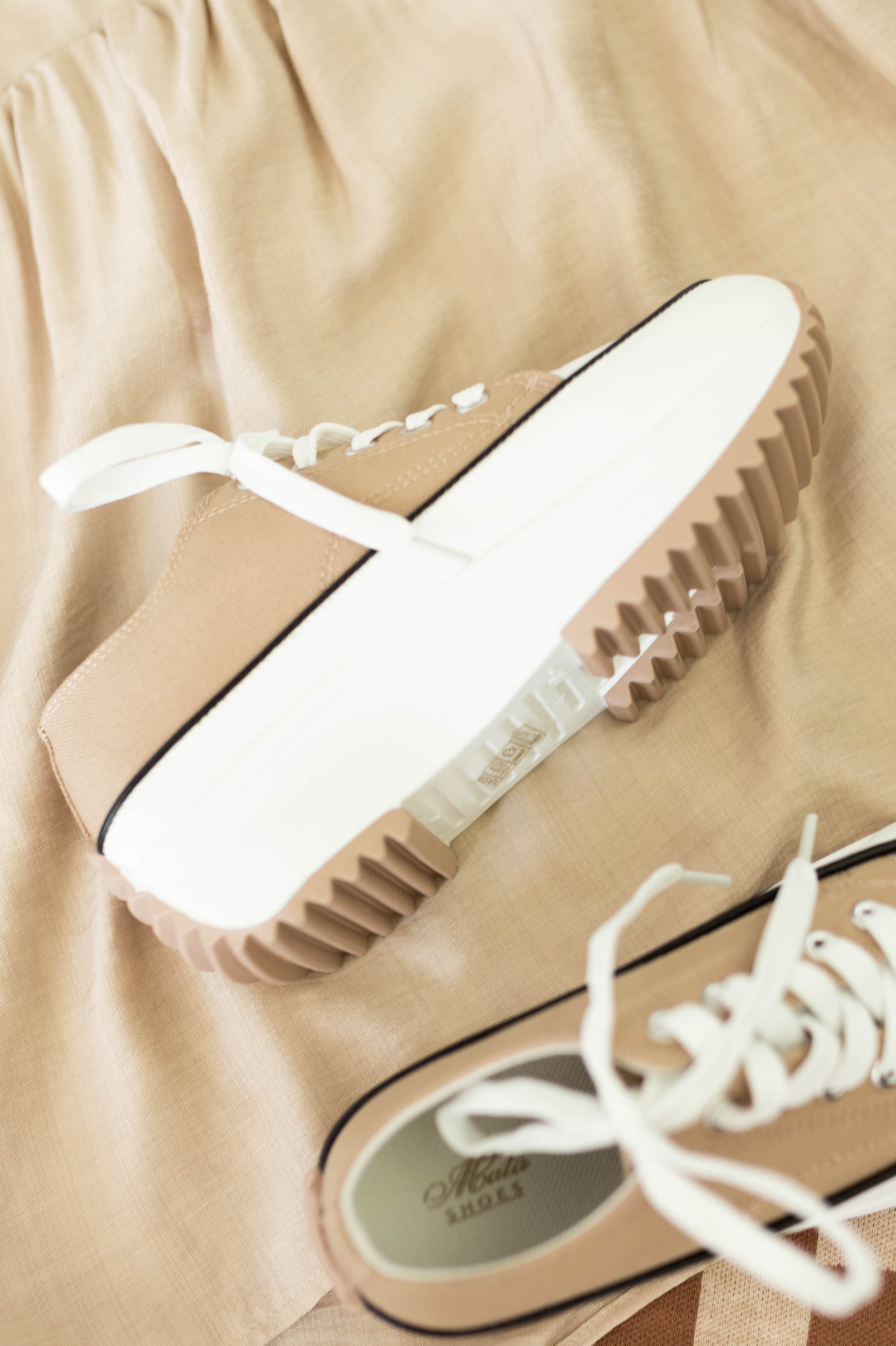 Wide heels nude shoes that tie