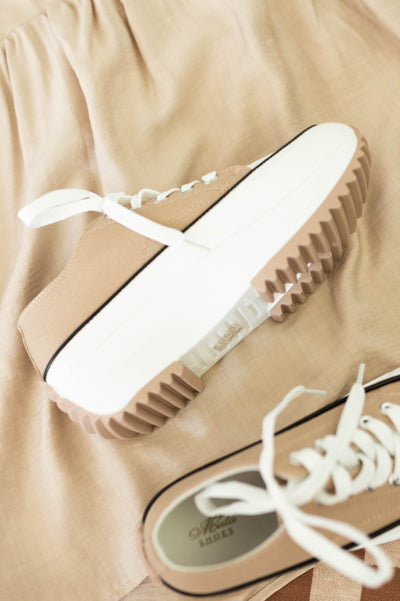 Wide heels nude shoes that tie
