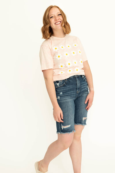 Short sleeve peach colored graphic t-shirt with daisies