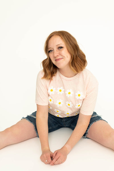 Short sleeve peach graphic tee with daisies
