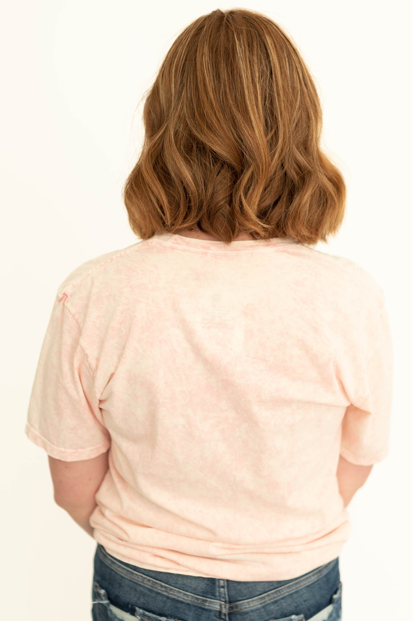 Back view of a peach daisy t-shirt