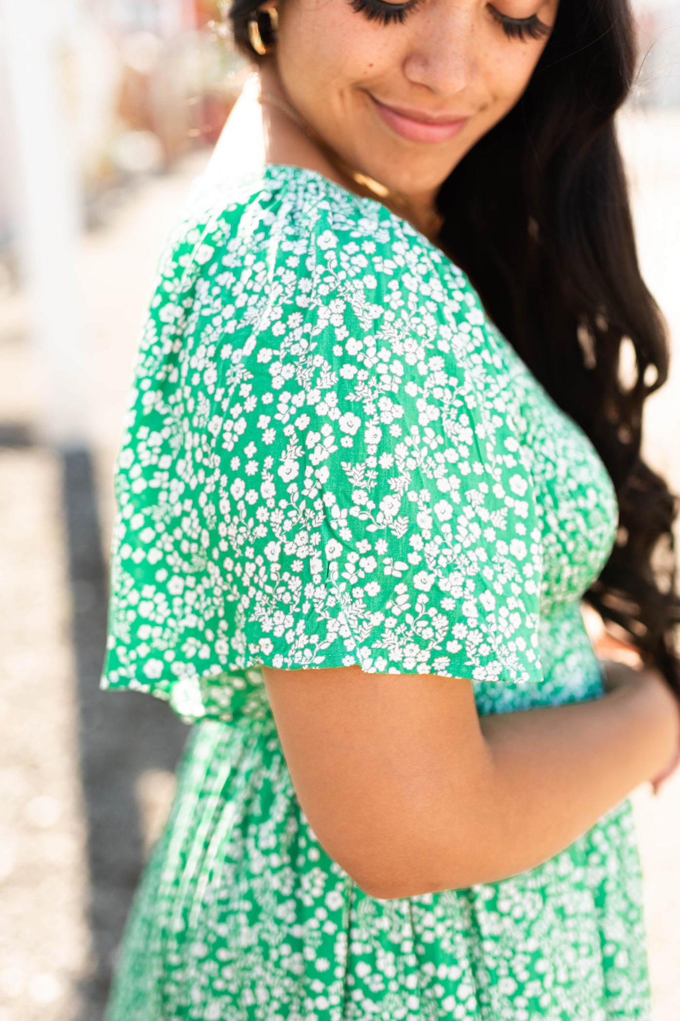 Sleeve view of a short sleeve kelly green dress with a v-neck and tiered skirt