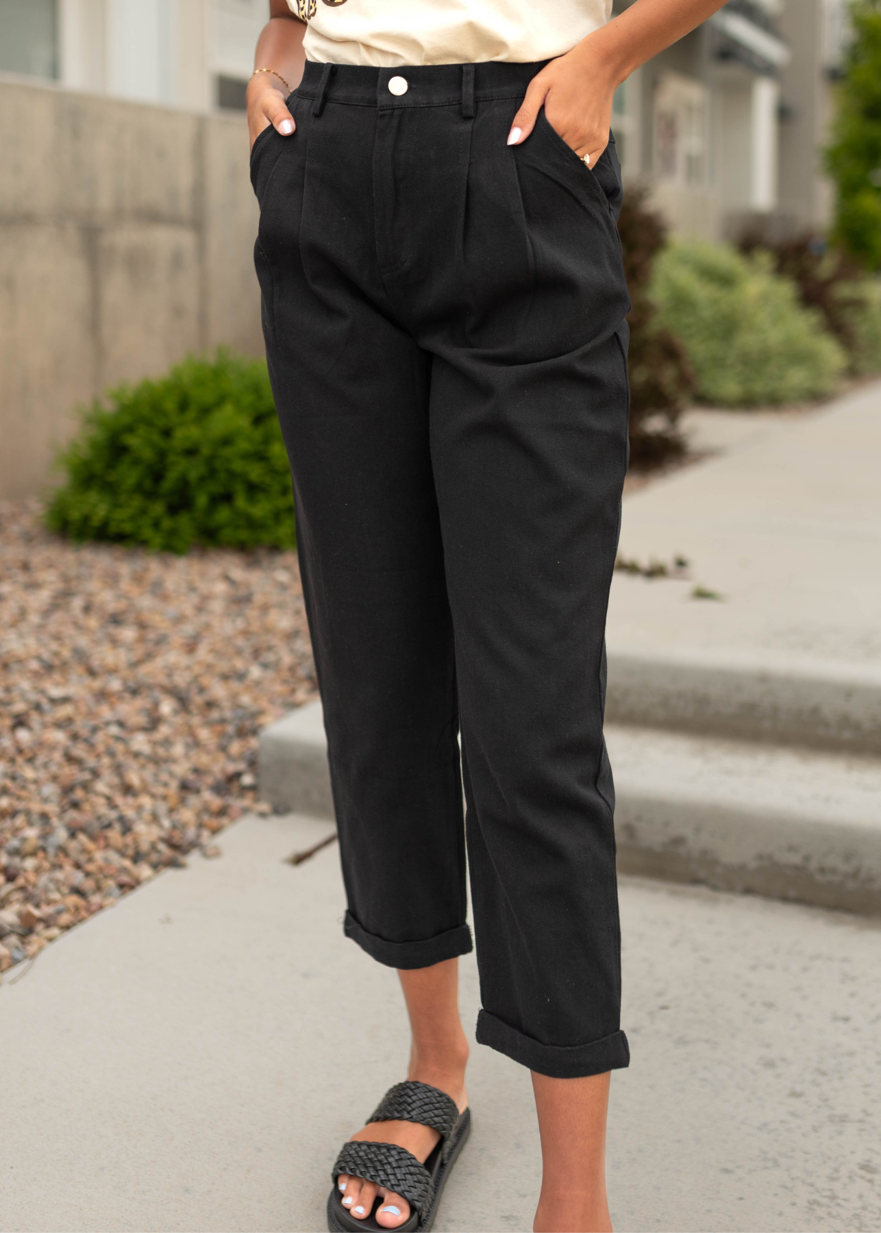 Pleated cropped black pants