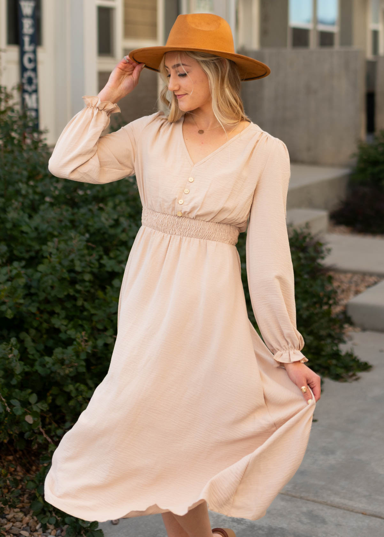 Beige v-neck dress with elastic cuffs and waist
