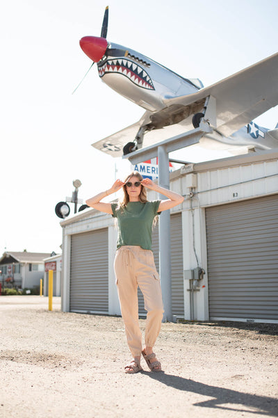 Khaki pants with pockets and elastic cuffs