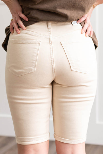 Back view of the cream short with back pockets