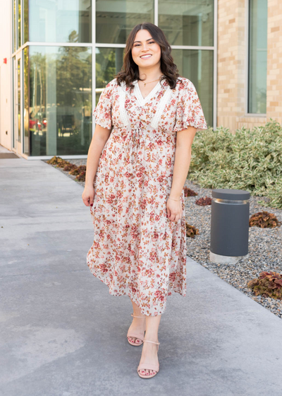 Plus size cream floral tiered dress with short sleeves