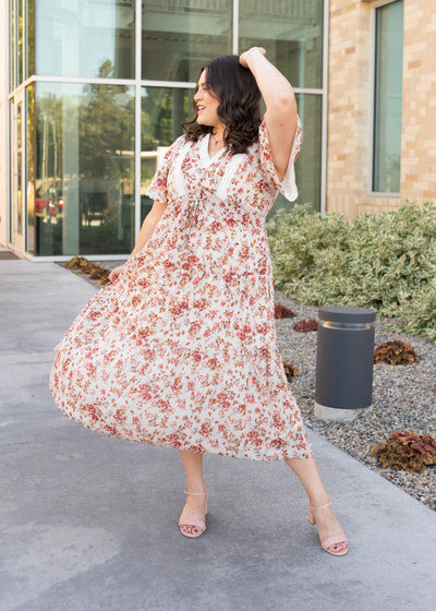 Cream floral tiered dress with short sleeves in plus size