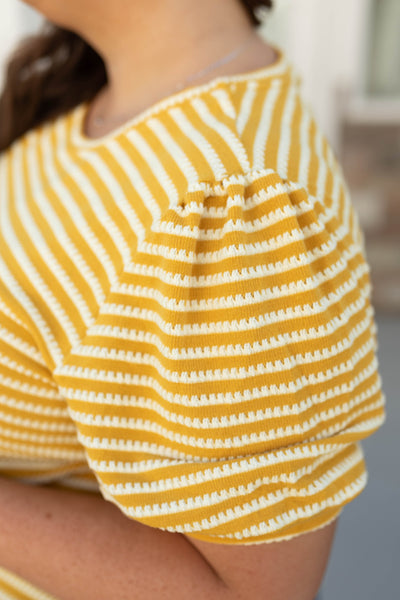 Short sleeve of a mustard top