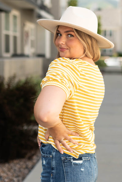 Side view of a mustard top
