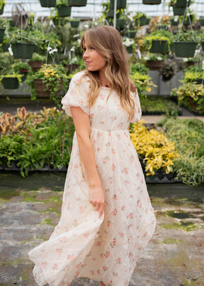 Cream rose dress with short sleeves
