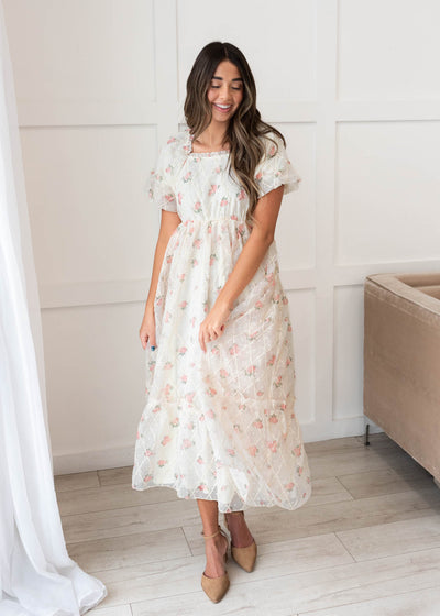 Sqare neck on the cream rose dress