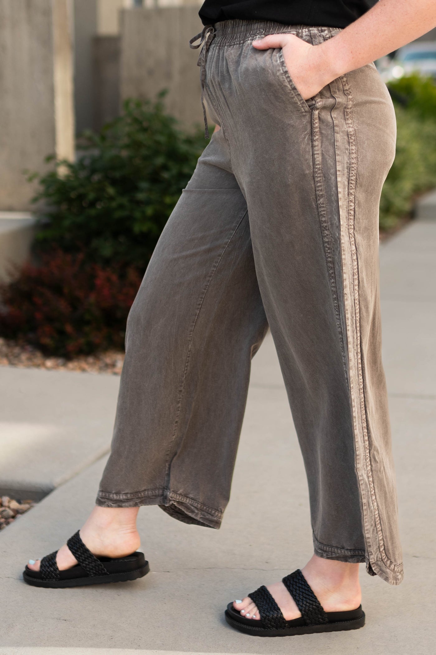 Side view of ash pants with pockets