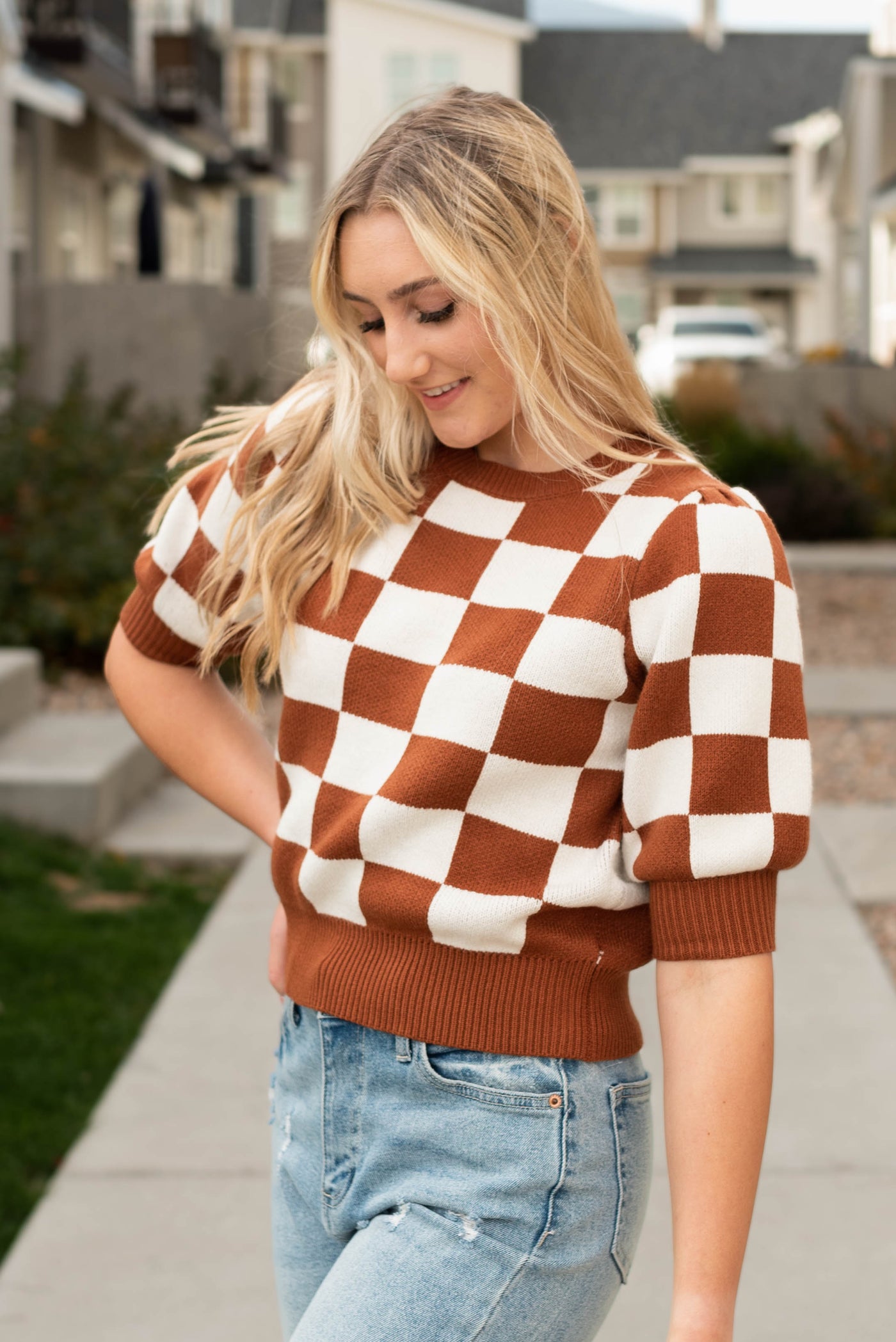 Camel sweater with short sleeve, a checkered print and camel cuffs and hem