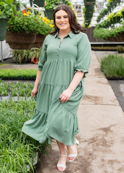 Green collared tiered dress with short sleeves in plus size