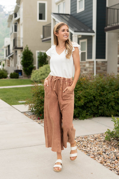 Wide leg crop clay pant that tie at the waist 