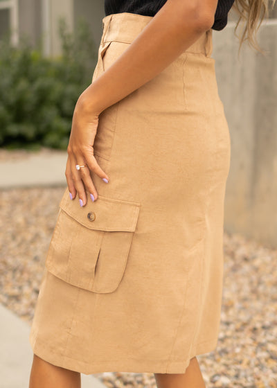 Side view of a camel cargo skirt with side pockets