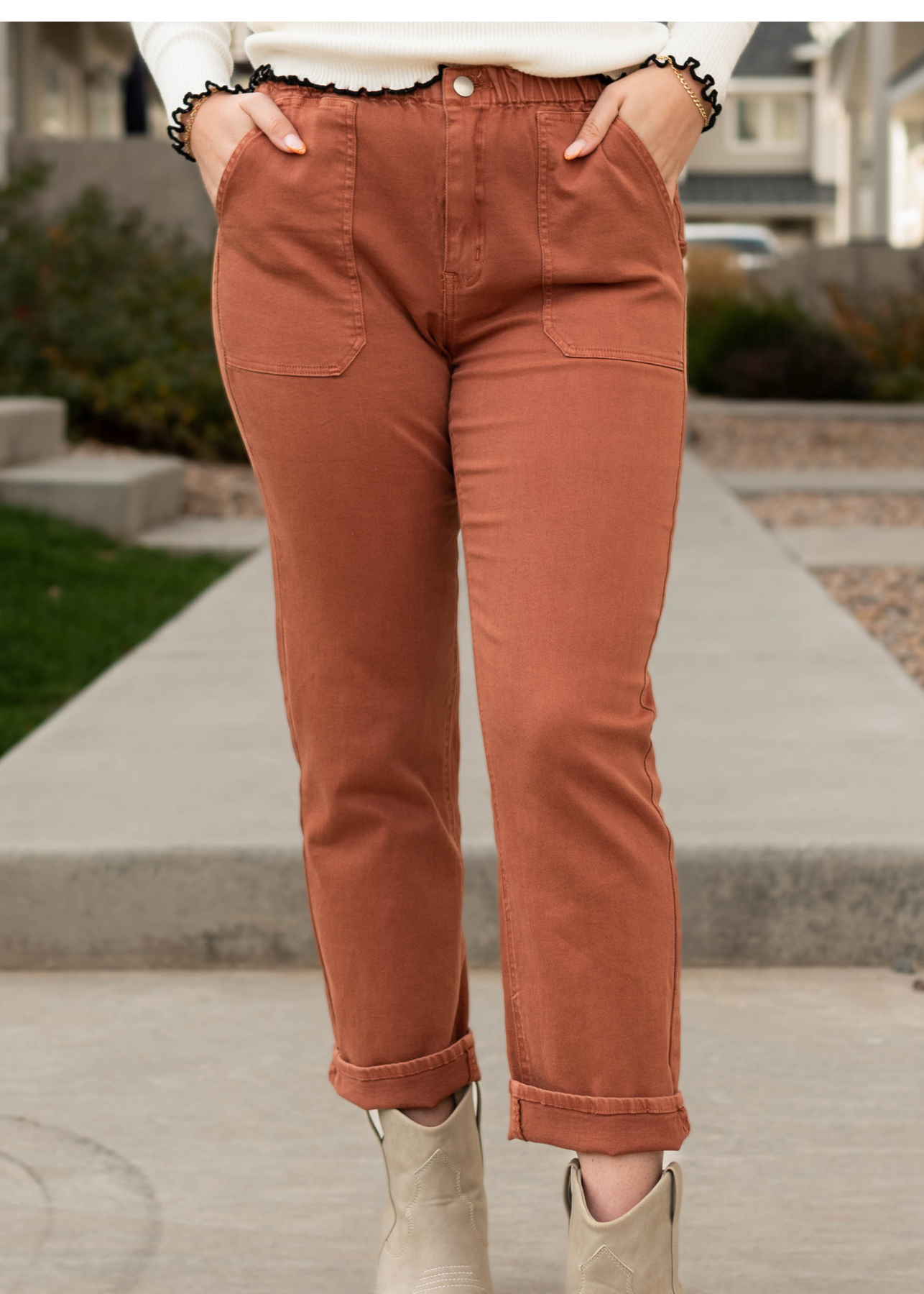 Front pocket on the washed brown straight pants