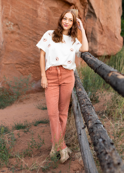 Rust pants with straight leg and distressed hem