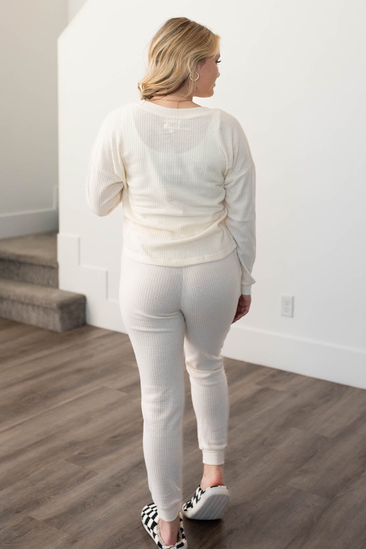 Back view of a cream set