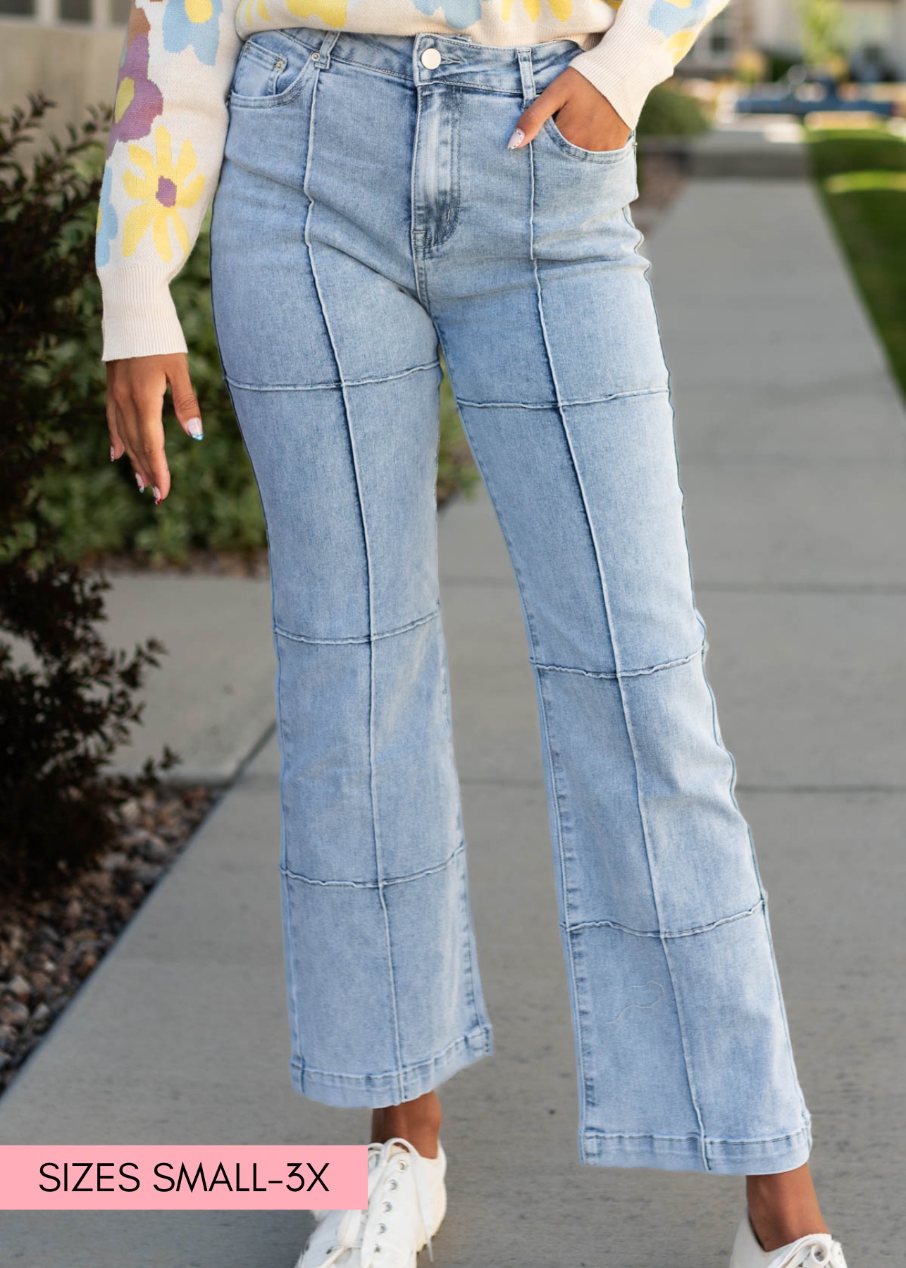 Light denim jeans with outside stitching 