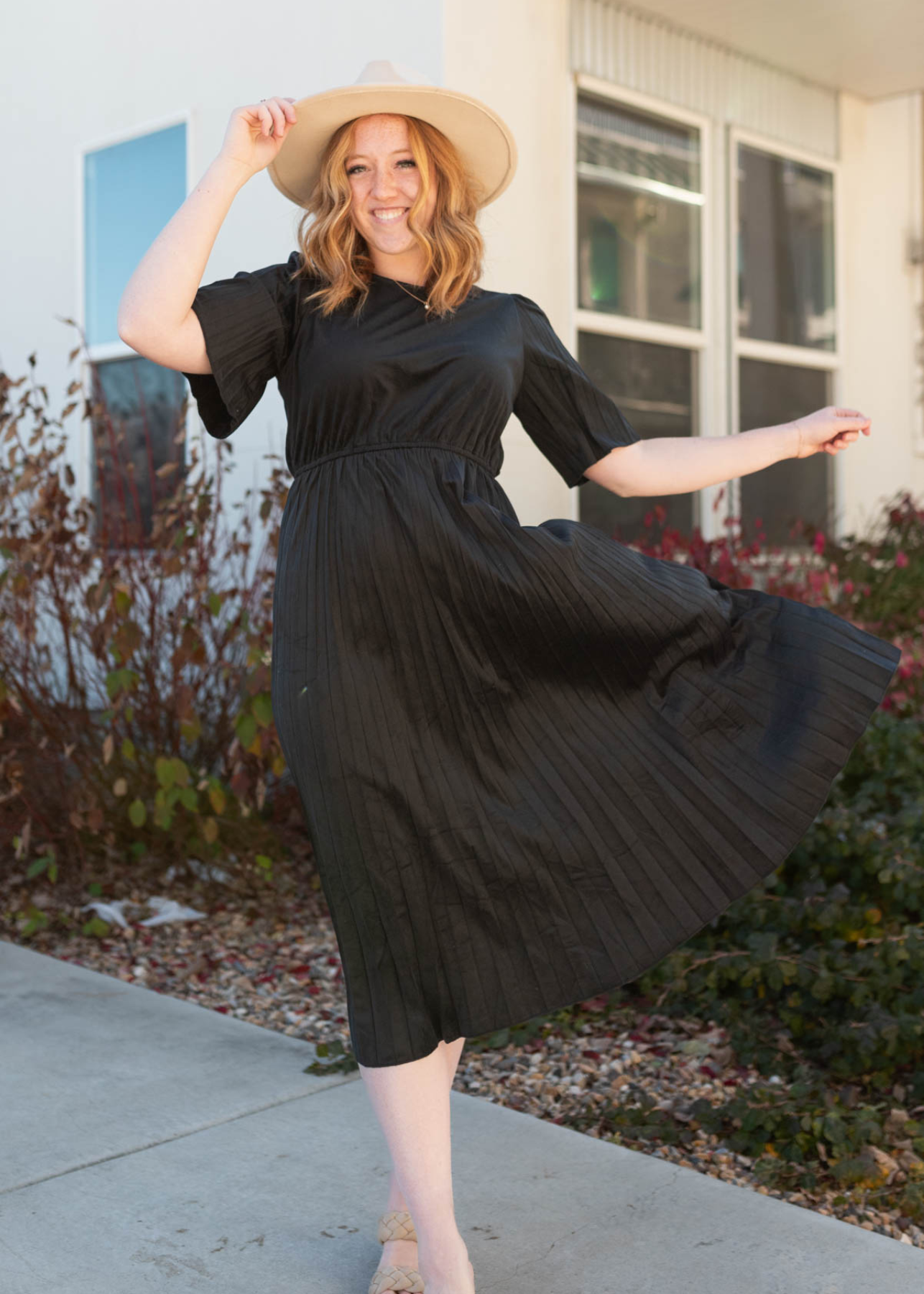 Black pleated velvet dress with short sleeves and high waist