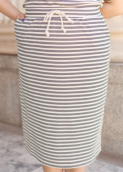 Plus size black striped jersey skirt with pockets