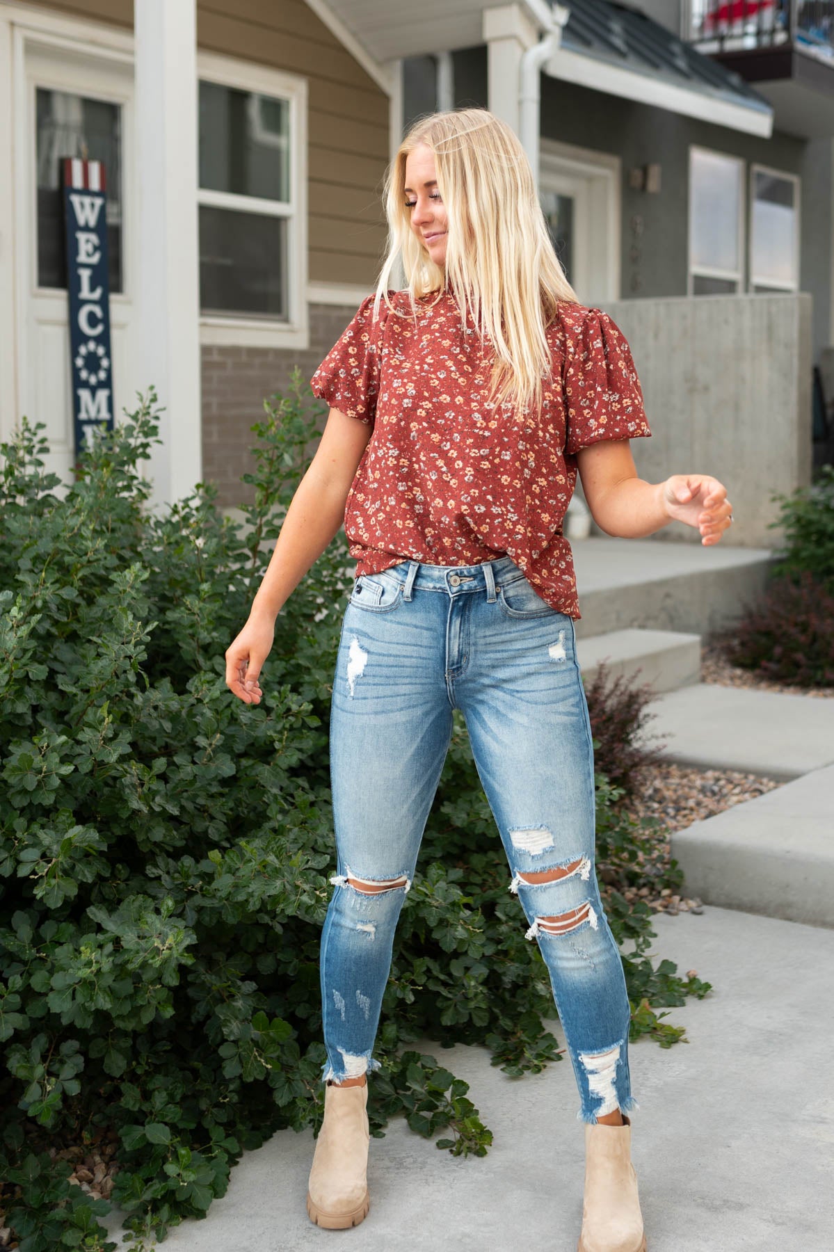 Brick top with short sleeves and a floral pattern