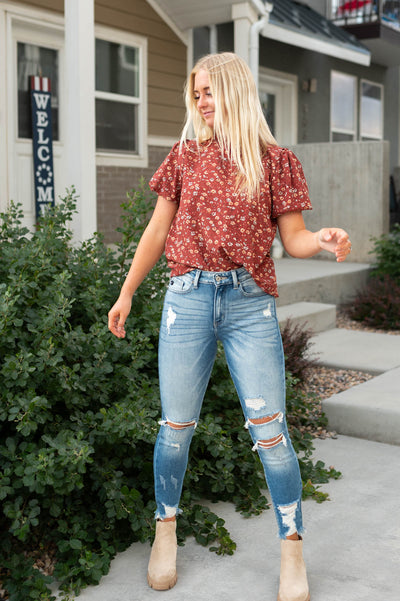 Brick top with short sleeves and a floral pattern